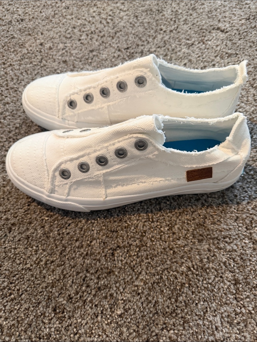Brand new white size 8 women’s blowfish laceless shoe